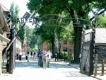 Outside Auschwitz concentration camp�x<BR>Oswiecim ������C
���P�w��uArbeit macht frei�v=�uwork brings freedom�v