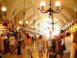 Cloth hall was built in the 14th century but remodeled during the Renaissancde�x<BR>�ܦ����@��feel �������A�R�F�n�Ǥ�H