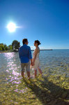 By �j��