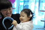 Jiah play Cindy's hairband